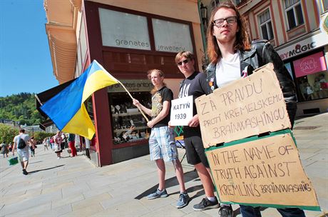 tpán Hýsek (vpravo) organizoval protestní akci proti kvtnovému pochodu...