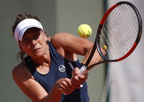 esk tenistka Barbora Strcov bojuje v prvnm kole Roland Garros s Japonkou...