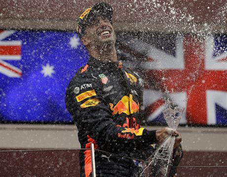 Daniel Ricciardo z Red Bullu slaví vítzství ve Velké cen Monaka.