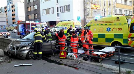U dopravní nehody zasahovali hasii, policisté i záchranái. I msttí...