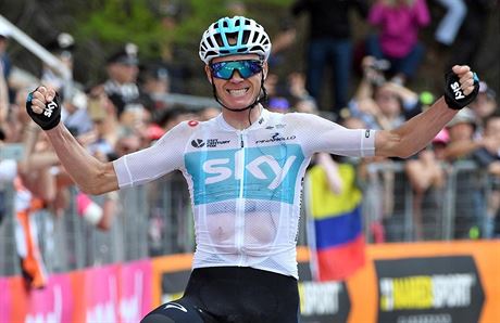 Chris Froome slaví triumf v 19. etap na Giru.