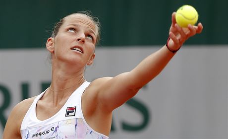 esk tenistka Karolna Plkov servruje v prvnm kole Roland Garros proti...