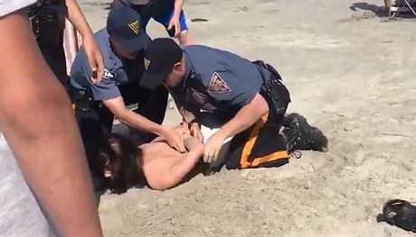 Policisti z New Jersey mlátili na plái enu