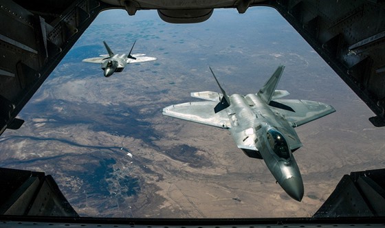 Americké letouny F-22 nad Sýrií (2. února 2018)