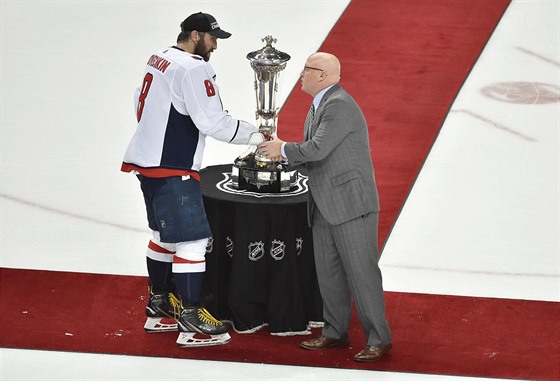 Alexandr Ovečkin přebírá Prince of Wales Trophy od zástupce komisionáře NHL...