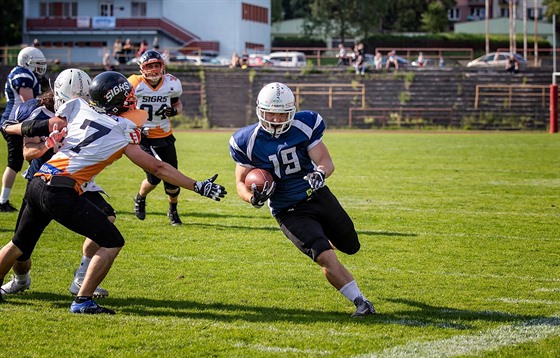 Runningback ostravských Steelers Jan Musil s míem v ruce uniká soupem.