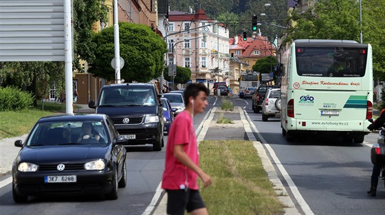 Chebská ulice je ve patném stavu, kraj ji ve spolupráci s mstem musí opravit.