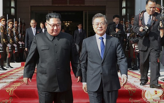 Lídi obou korejských stát Mun e-in (vpravo) a Kim ong-un pi spoleném...