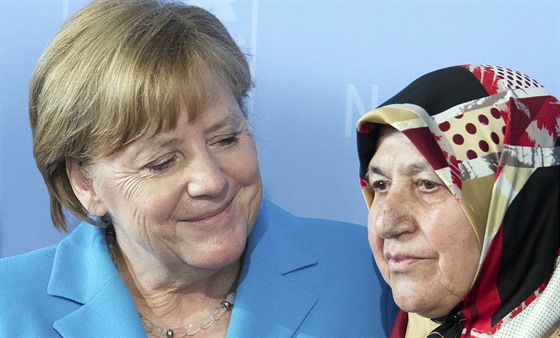Německá kancléřka Angela Merkelová hovoří s Mevlude Gencovou, příbuznou obětí...