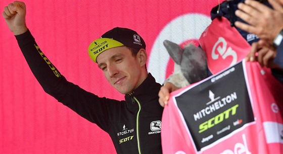 Britský jezdec Simon Yates oslavuje vítězství v patnácté etapě Giro’d Italia
