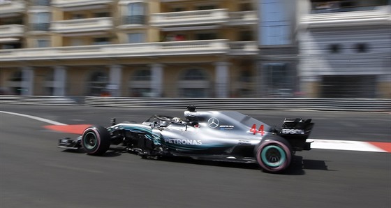 Brit Lewis Hamilton soutěží se svým vozem Mercedes v kvalifikaci na Velkou cenu...