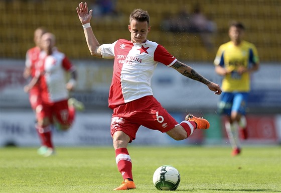 Jan Sýkora ze Slavie se chystá opít do míe v utkání s Teplicemi.