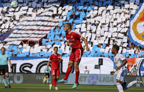 Brnnský Petr Pavlík (uprosted) hlavikuje v utkání s Baníkem Ostrava.