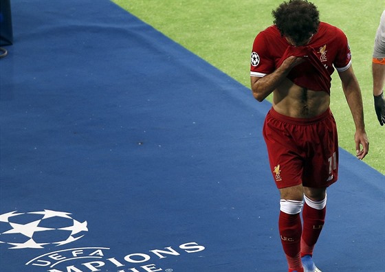 Zranný Mohamed Salah z Liverpoolu opoutí finále Ligy mistr.
