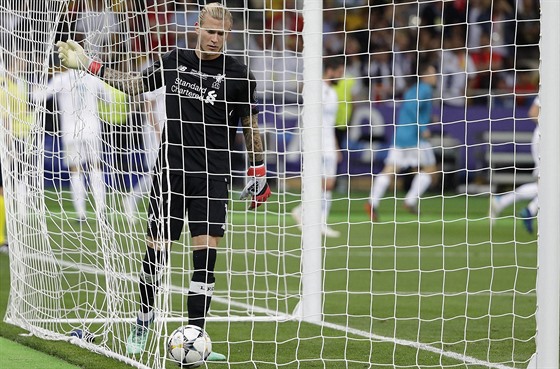 Brankář Liverpoolu Loris Karius zklamaně loví míč ze sítě ve finále Ligy mistrů.
