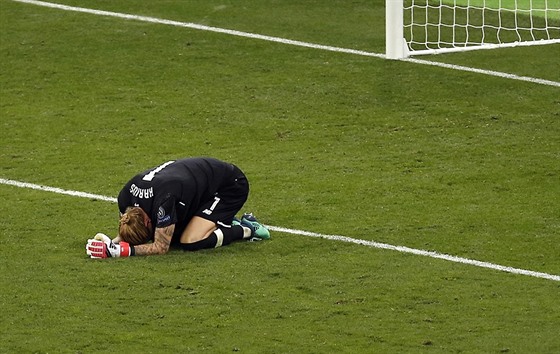 Branká Liverpoolu Loris Karius zklaman zstává leet na trávníku po prohe ve...