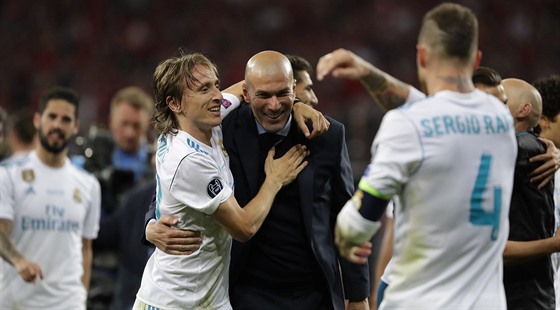 Luka Modrič z Realu Madrid (vlevo) objímá trenéra Zinédina Zidanea po výhře ve...