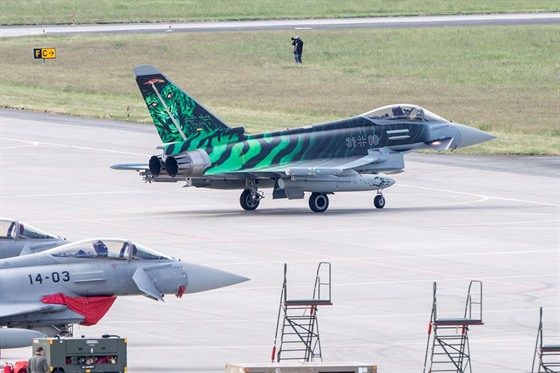 Cviení tygích letek NATO v polské Poznani. Letoun Ghost Tiger (Eurofighter...