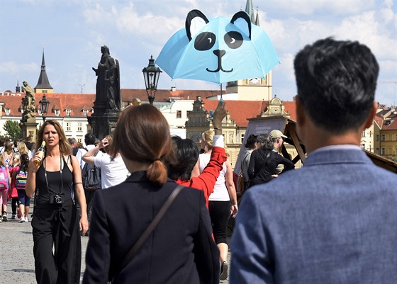 Hustý provoz na Karlov most.