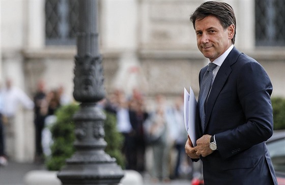 Giuseppe Conte doráí za prezidentem Sergiem Mattarellou (23. kvtna 2018)