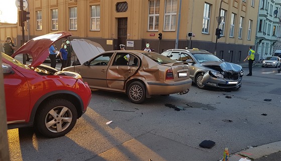 Na kiovatce Korandovy a Tylovy ulice v Plzni se srazila ti auta. Záchranái...