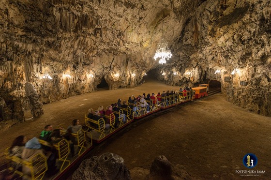 Část Postojnských jeskyní turisté projedou vláčkem.