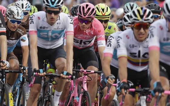 Závodníci bhem závrené etapy Giro d´Italia.