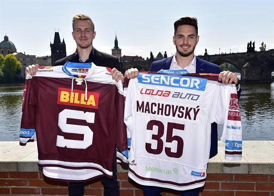 Hokejisté Daniel Přibyl (vlevo) a Matěj Machovský se představili jako nové...