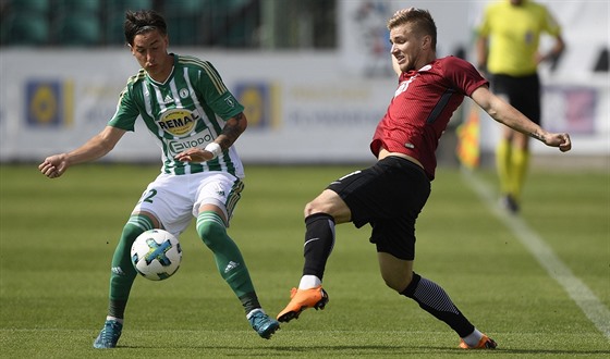 Antonín Vaníek z Bohemians 1905 (vlevo) a sparan Martin Frýdek v ligovém...