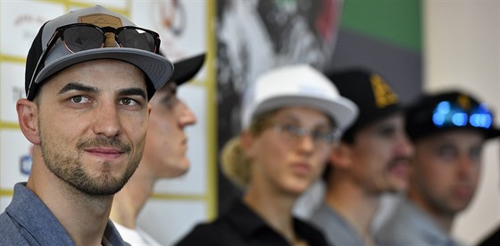 vcarsk cyklista Nino Schurter (vlevo) na tiskov konferenci uspodan k...