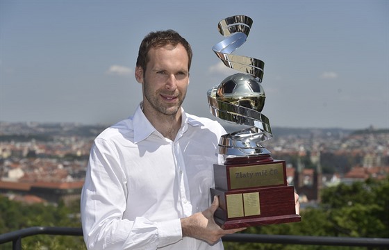 Brankář Petr Čech  s trofejí pro vítěze ankety  Zlatý míč.