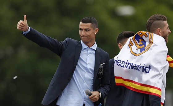 Cristiano Ronaldo zdraví fanoušky Realu Madridu při oslavách triumfu v Lize...