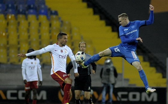 Roman Procházka (vpravo) v dresu Levski Sofia, proti nmu Lukas Podolski v...