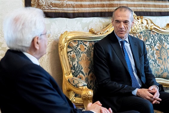 Italský prezident Sergio Mattarella (vlevo) v pondlí povil ekonoma Carla...