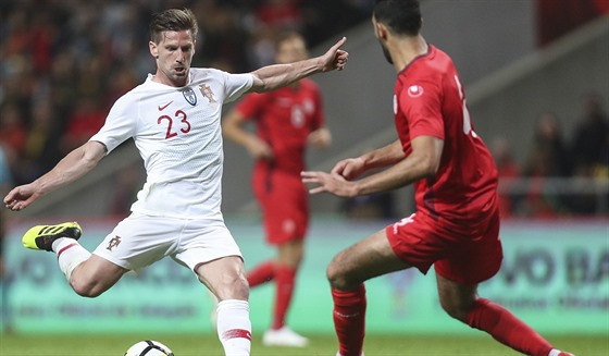 Portugalský fotbalista Adrien Silva (vlevo) napahuje ke stele na tuniskou...