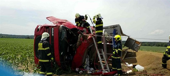 Kamion p�evá�el vymlácenou �epku olejku.