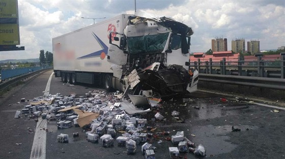 Řidič kamionu na D46 u Prostějova při třetí úterní nehodě nedobrzdil před...