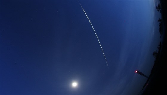Výřez z celooblohového snímku bolidu, který 23. května 2018 proletěl nad Olomouckým krajem, pořízeného kamerou české bolidové sítě na stanici Červená hora. Světlé pozadí oblohy je způsobeno soumrakem a také svitem Měsíce.