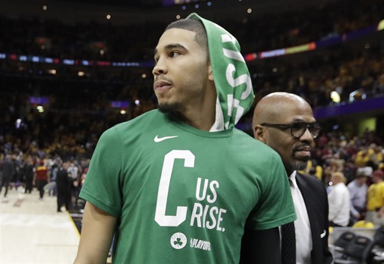 Jayson Tatum z Bostonu odchází z palubovky Clevelandu.