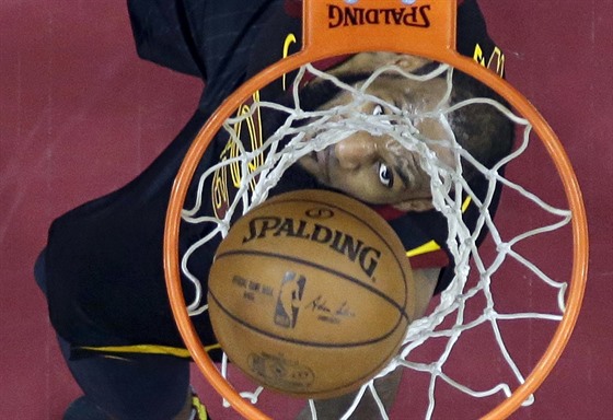 LeBron James z Clevelandu sleduje míč propadající obroučkou.