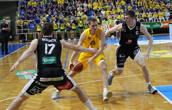 Opavský basketbalista Luděk Jurečka (ve žlutém) bojuje s Jaromírem Bohačíkem...