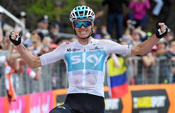 Chris Froome slaví triumf v 19. etap na Giru.