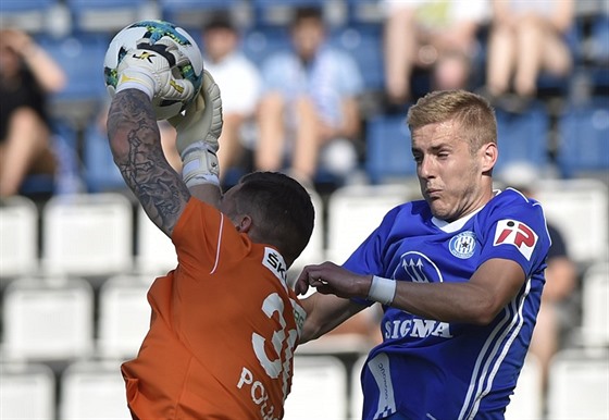 Boleslavský branká� Martin Pola�ek (vlevo) zasahuje p�ed Jakubem Pl�kem z...