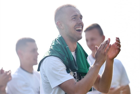 Lud�k Pernica (uprost�ed) se lou�í s Jabloncem.