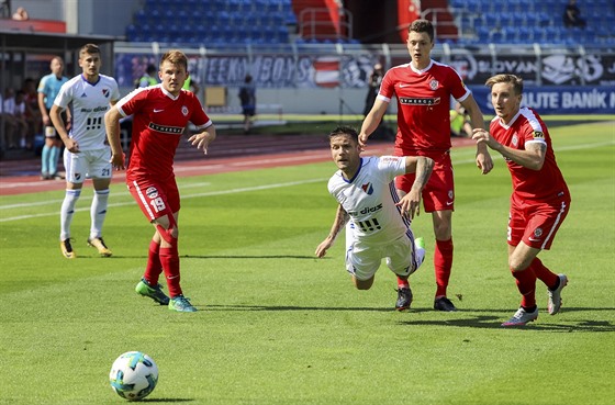 Ostravský fotbalista Martin Fillo (v bílém) padá po faulu v zápase s Brnem.