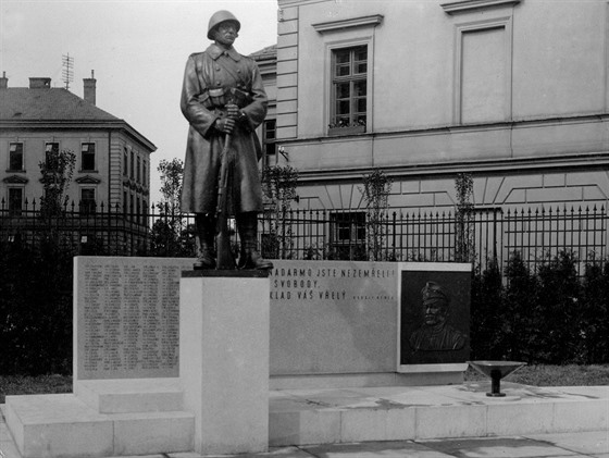 Odhalení legionáského památníku v Hradci Králové v roce 1937.