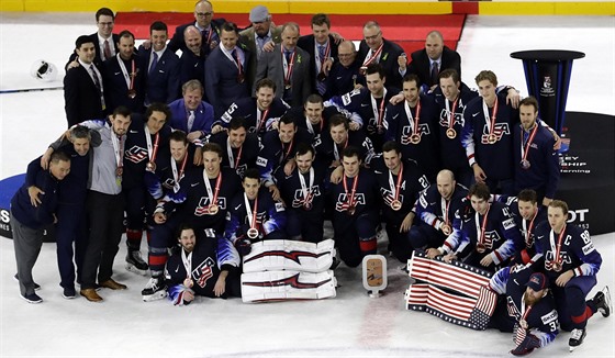 Američtí hokejisté se fotí s bronzovými medailemi z MS 2018 v dánské Kodani.