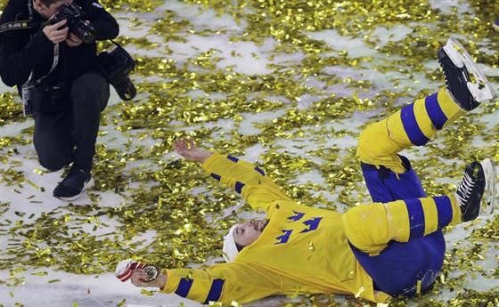 Švédský útočník Filip Forsberg se „koupe“ ve zlatých konfetách.