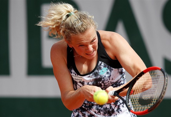 eská tenistka Kateina Siniaková hraje forhendem.