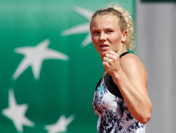 Česká tenistka Kateřina Siniaková slaví úspěšně zakončenou výměnu.